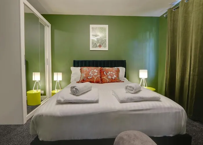 #Upmarket, Exceptional 4 Bed House, With Free Parking, Close To Amenities And Supermarkets